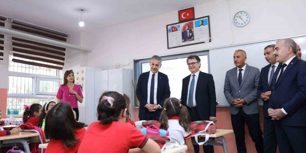 Vali Tuncay Akkoyun İlköğretim Haftası kutlama programına katıldı