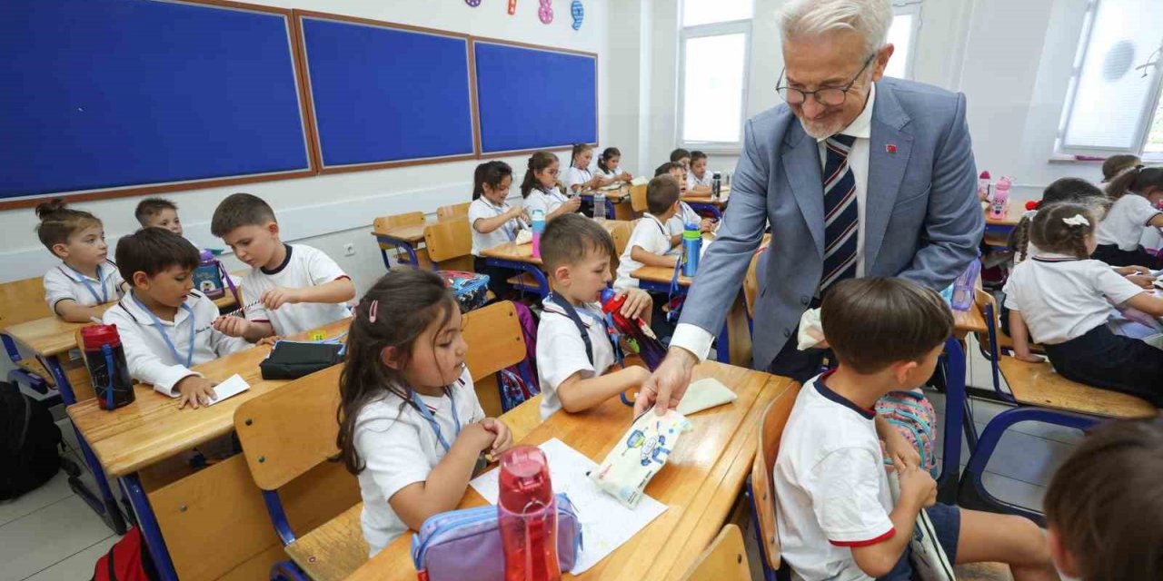 Başkan Erdem’den miniklere ilk gün sürprizi