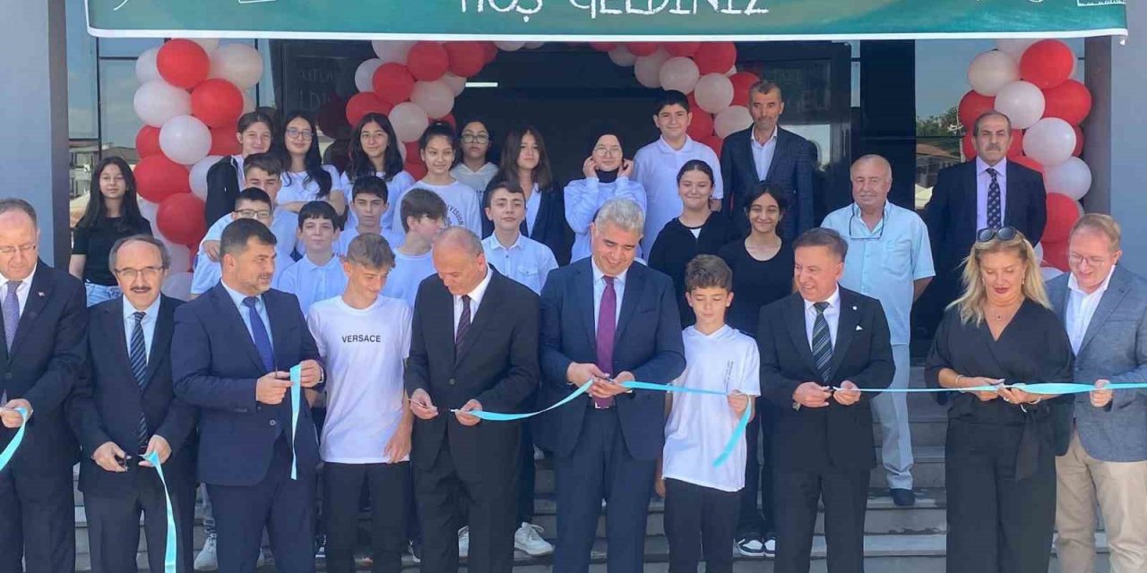 Şehrin en büyük ortaokulu törenle hizmete açıldı