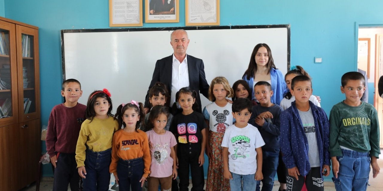 Başkan Akman’dan, öğrencilere kırtasiye malzemesi