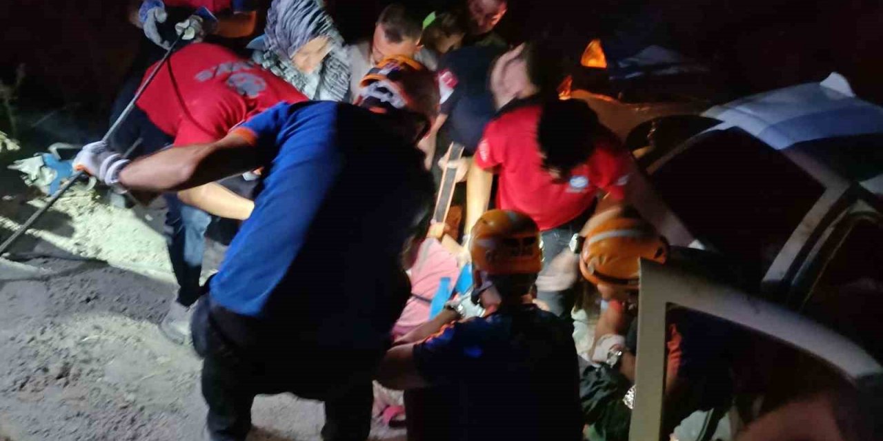 Uçuruma yuvarlanan araçtaki sürücü için ekipler seferber oldu