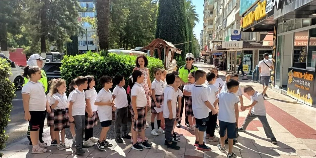 Trafik ekipleri, öğrenciler ile birlikte yaya önceliğine dikkat çekti