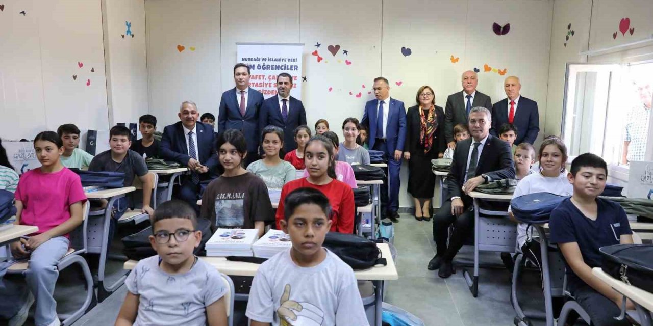 Şahin ve Vali Çeber, ilk ders gününde öğrencileri ziyaret etti