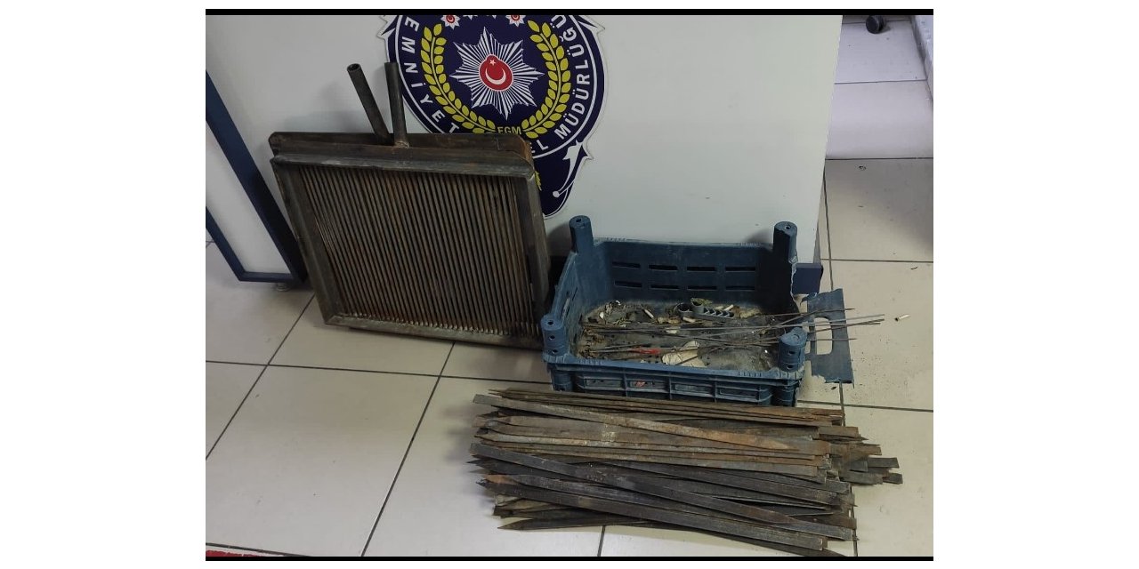 At arabasındaki çalıntı olduğu düşünülen malzemelere polis el koydu