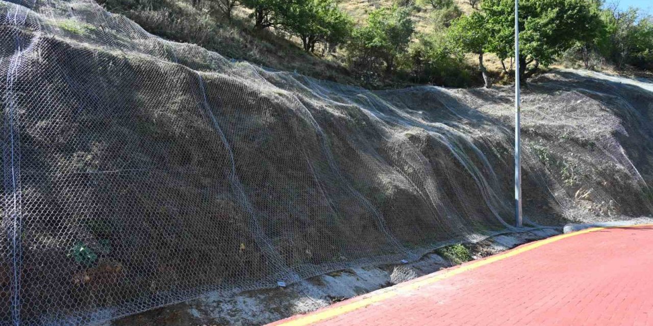 Kirazlıdere ve Andık Deresi yol bölgesine çelik tel döşeniyor