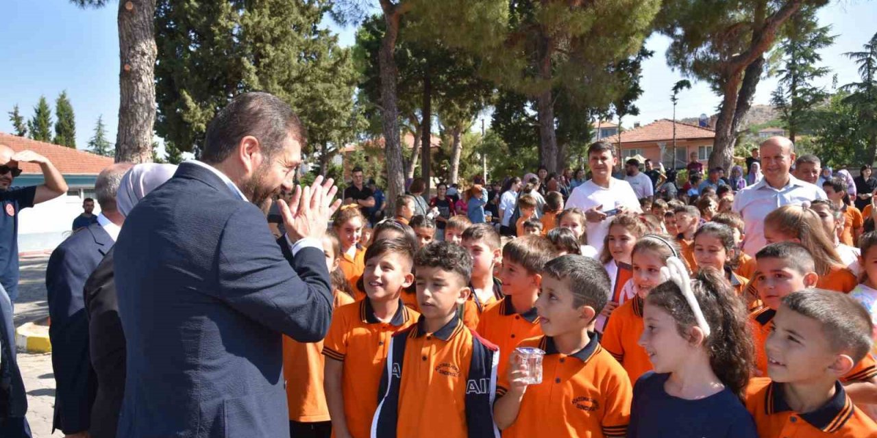 Kitaplar devletten, kırtasiyeler  Sındırgı Belediyesi’nden