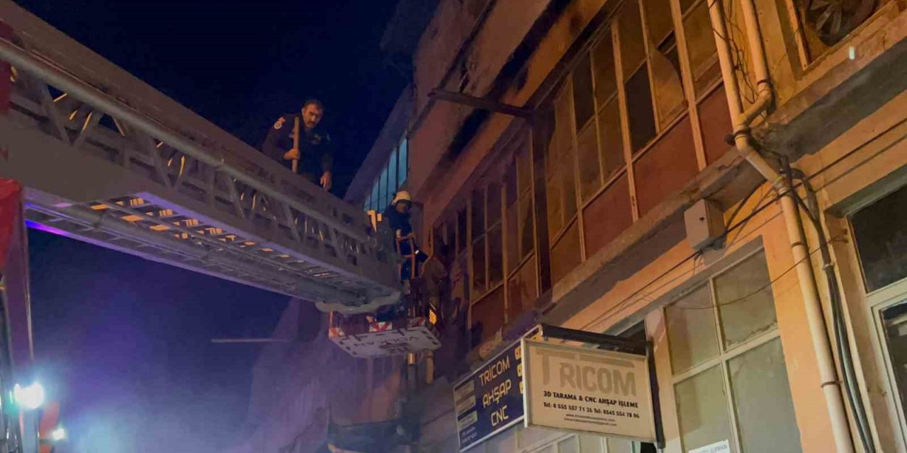 İnegöl’de mobilya imalathanesinde yangın