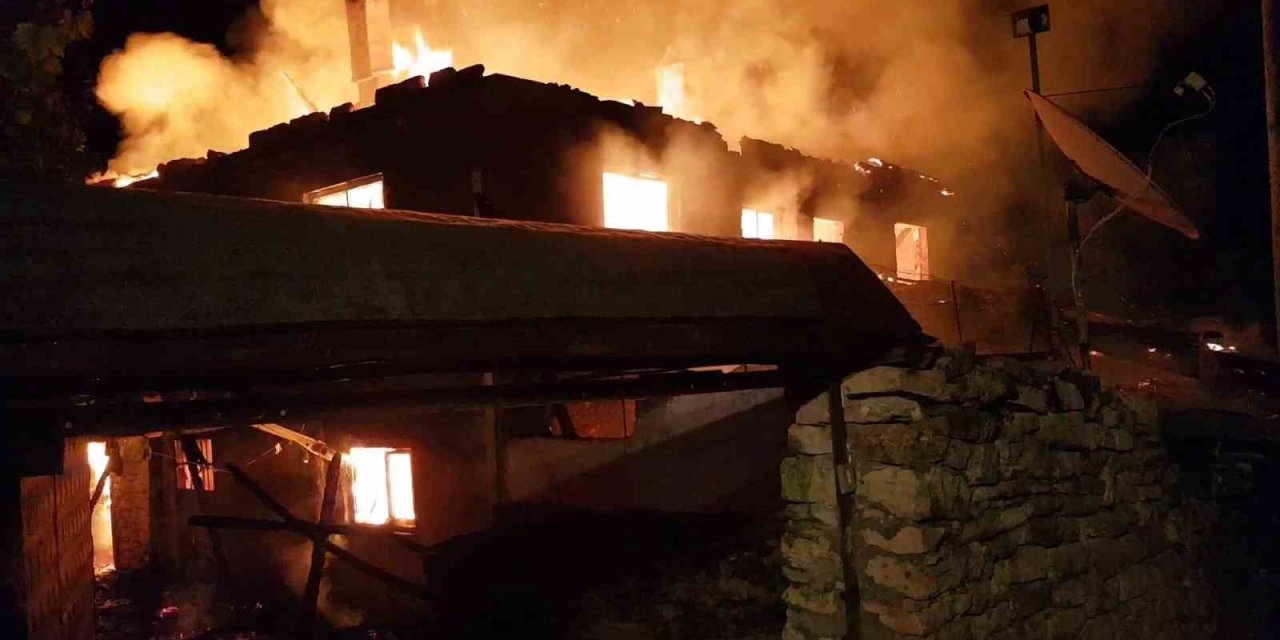 İki katlı ev alev alev yandı