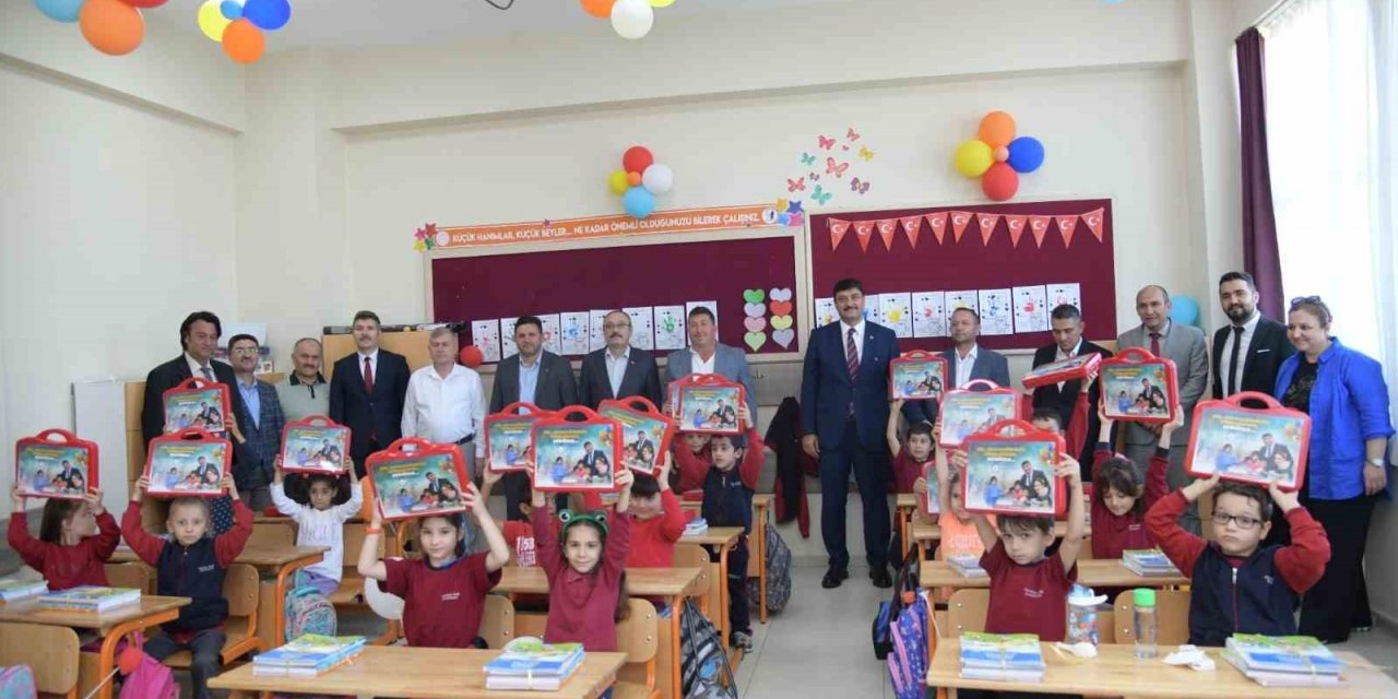 Kırtasiye setleri yine Başkan Oğuz’dan