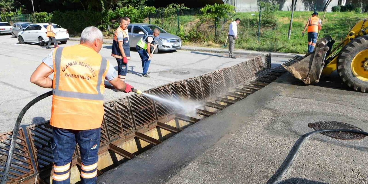 Mamak Belediyesi mazgalları temizliyor