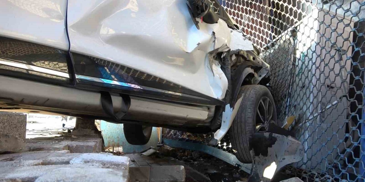 2 otomobil çarpıştı, araçlardan biri markete daldı