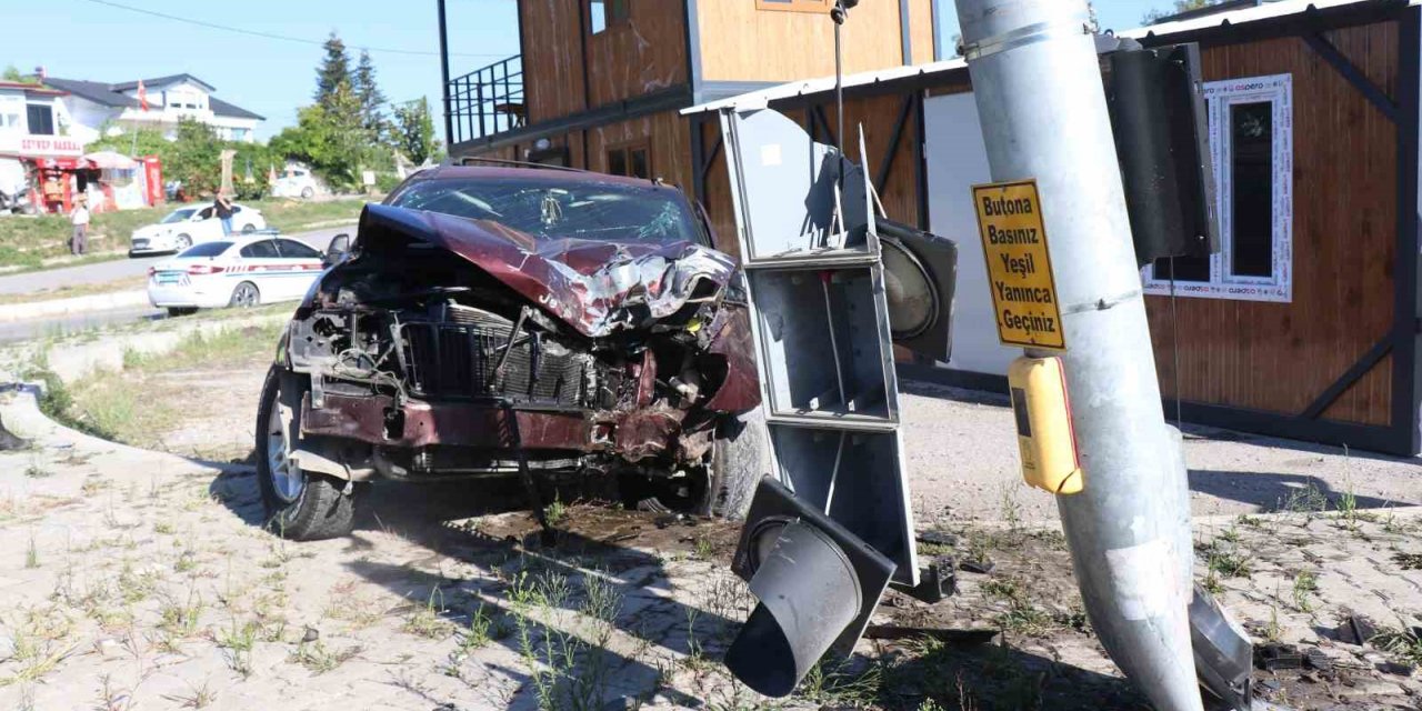 Kontrolden çıkan cip, sinyalizasyon direğine çarparak durabildi