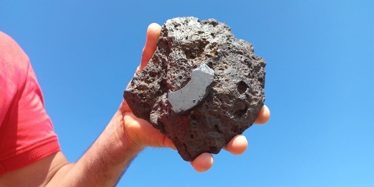 Hayvan otlatırken buldu, göktaşı olduğunu düşündüğü taşın incelenmesini istiyor