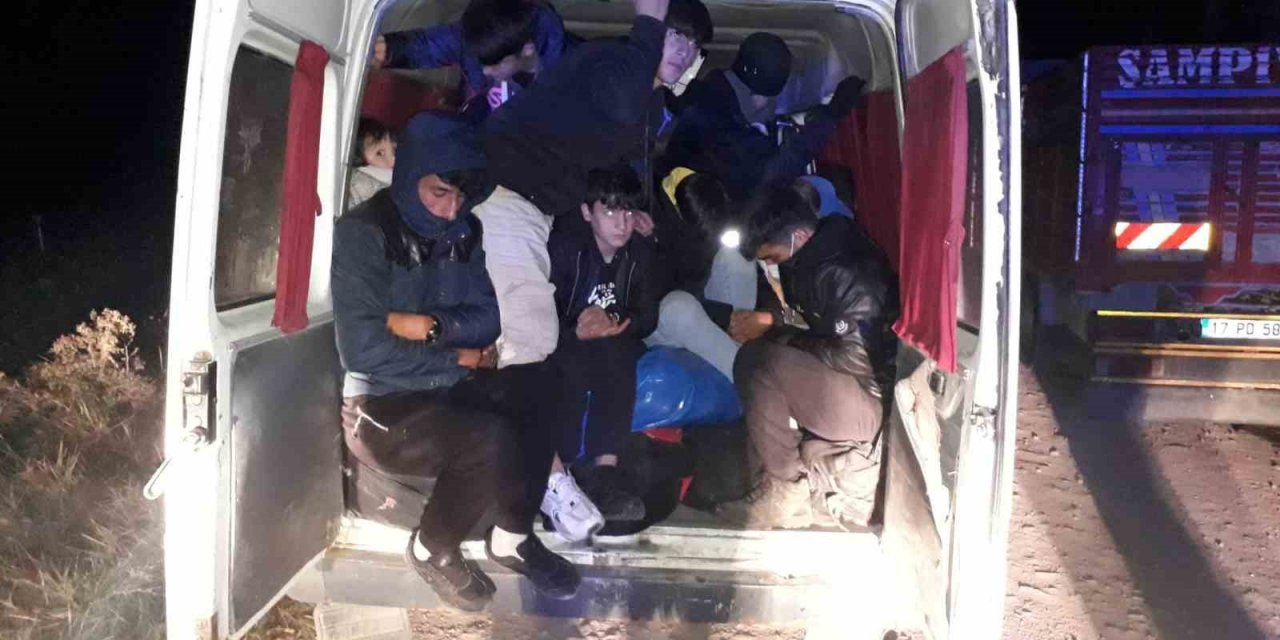 Ayvacık’ta iki minibüs içinde 40 kaçak göçmen ile 2 organizatör yakalandı
