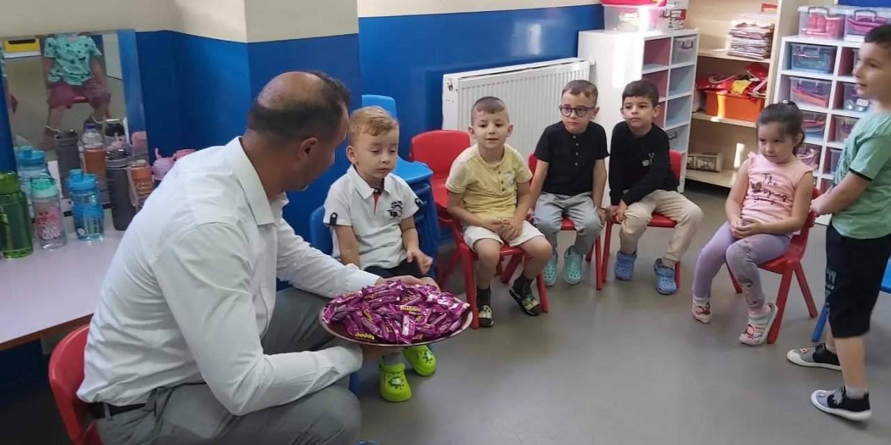 Okul müdürü öğrencilere çikolata dağıttı