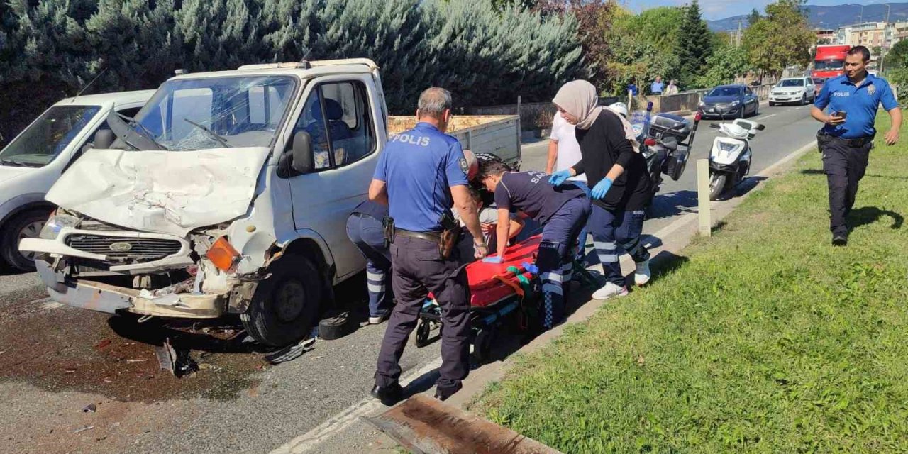 Kamyonet tıra arkadan çarptı