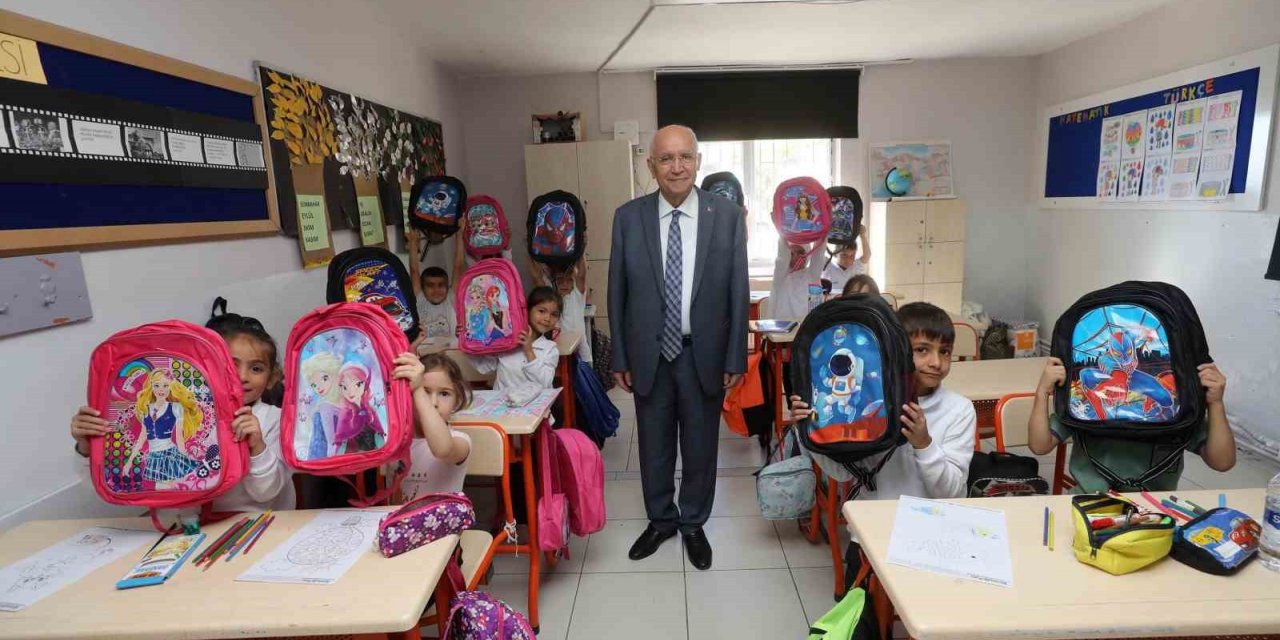 Yenimahalle Belediyesinden çocuklara çanta hediyesi