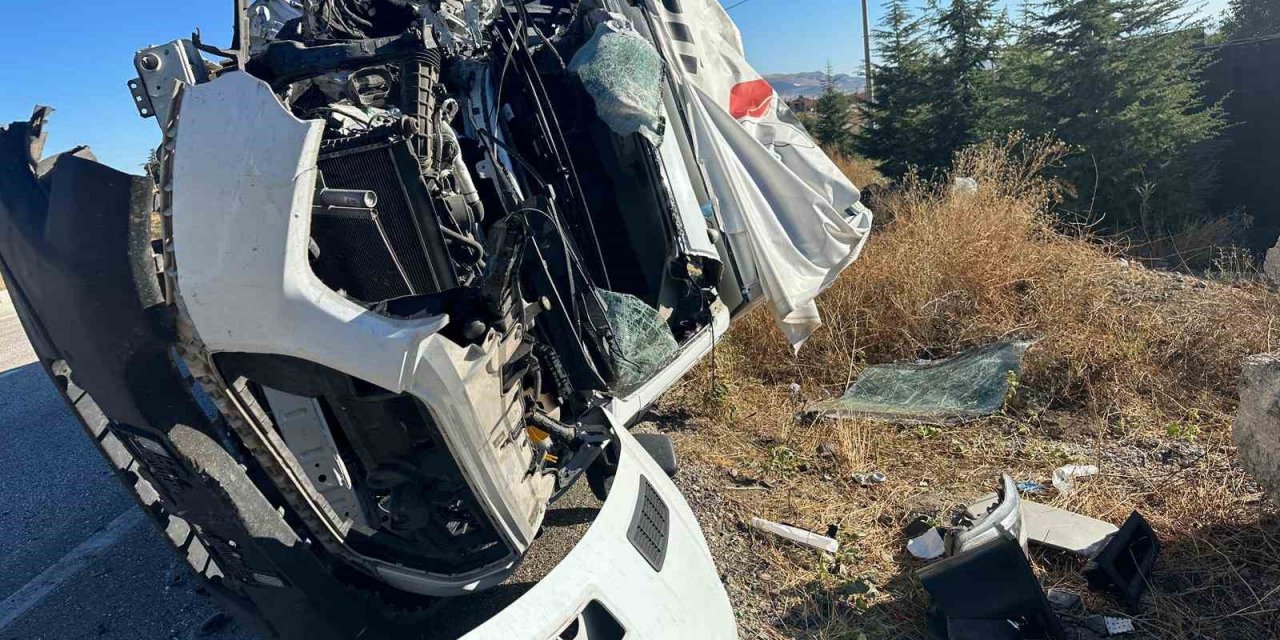 Burdur’da direksiyon hakimiyetini kaybeden sürücü trafik levhasına çarptı: 1 ölü, 1 yaralı