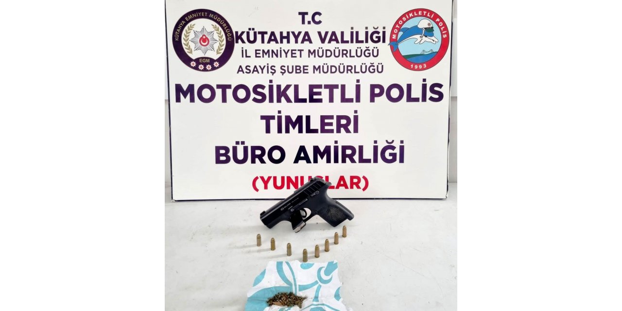 Kütahya’da bir araçta silah ve uyuşturucu madde ele geçirildi