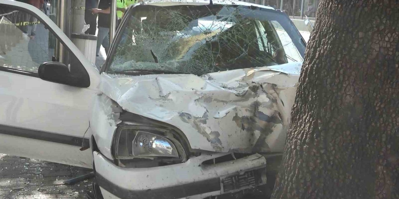 Araç otobüs durağına dalmıştı.. Ağır yaralanan kadın hayatını kaybetti