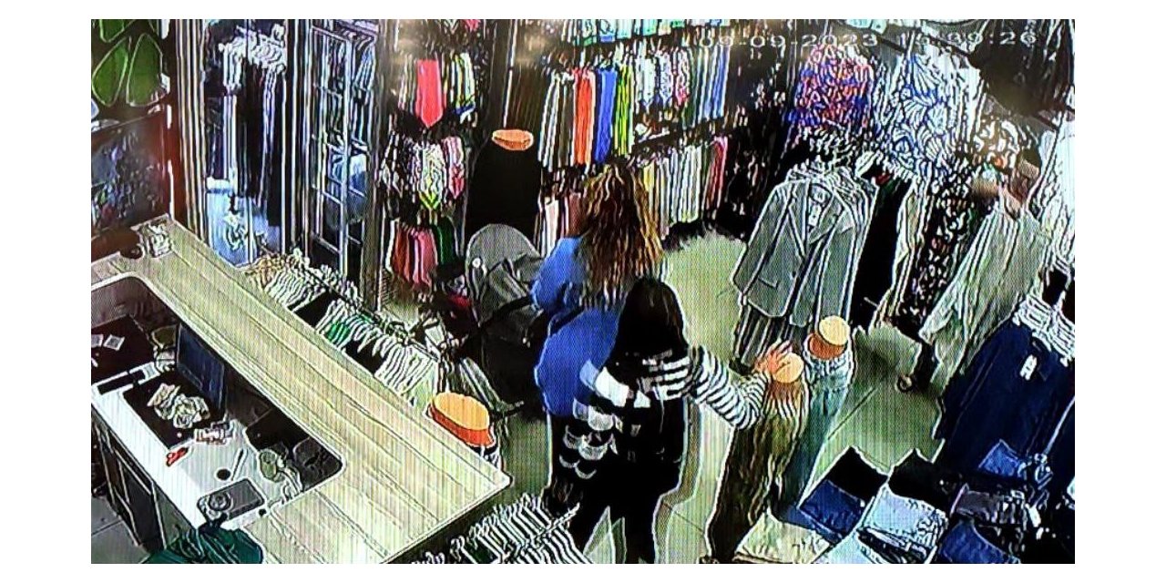 Aile gibi görünüp hırsızlık yaptılar, çaldıklarını bebek arabasına sakladılar