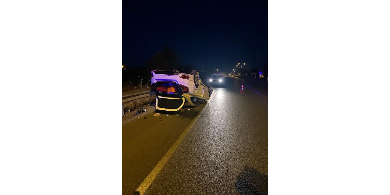 Bariyerlere çarpıp devrilen otomobilde 5 kişi yaralandı