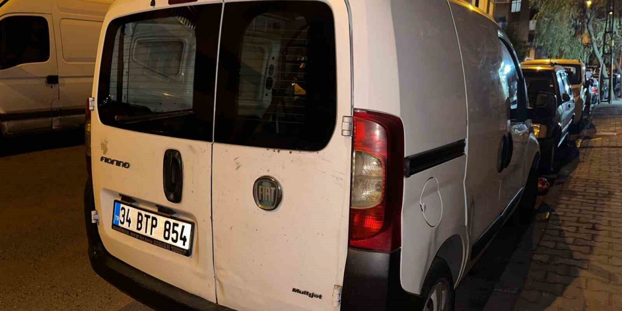 Esenler’de 3. kez hırsızların hedefi olan araçtan 25 bin liralık soygun kamerada