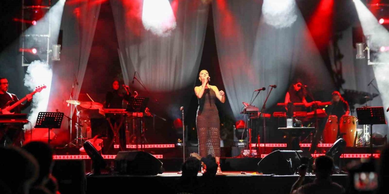 30. Uluslararası Gemlik Zeytini Festivalinin finalini Melike Şahin yaptı