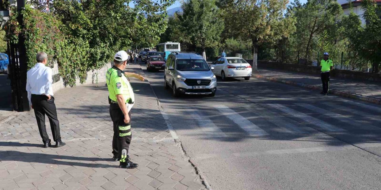 Karabük’te okul önlerinde denetimler artırıldı