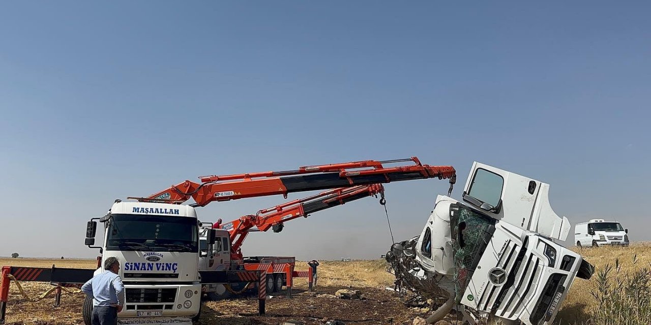 Kontrolden çıkan tır devrildi: 1 kişi yaralandı