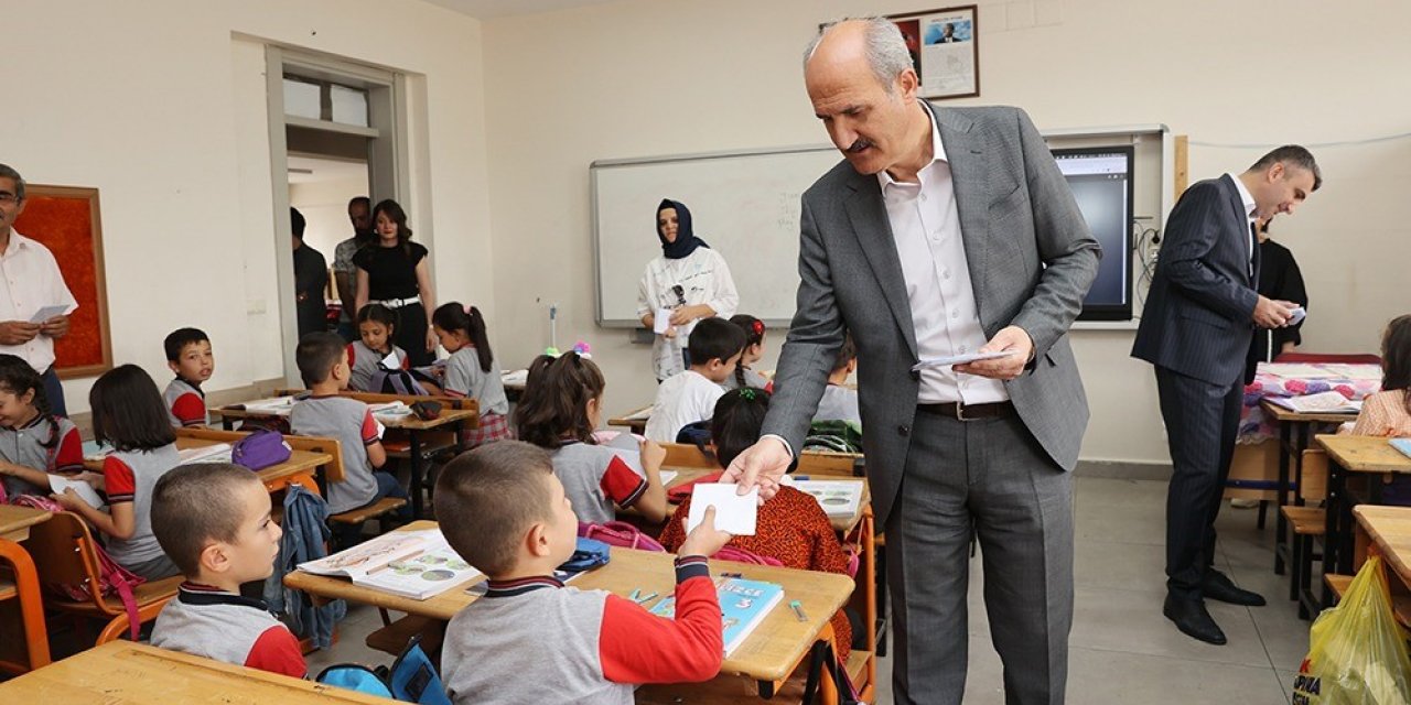 Dulkadiroğlu Belediyesi’nden ihtiyaç sahibi öğrencilere kırtasiye yardımı