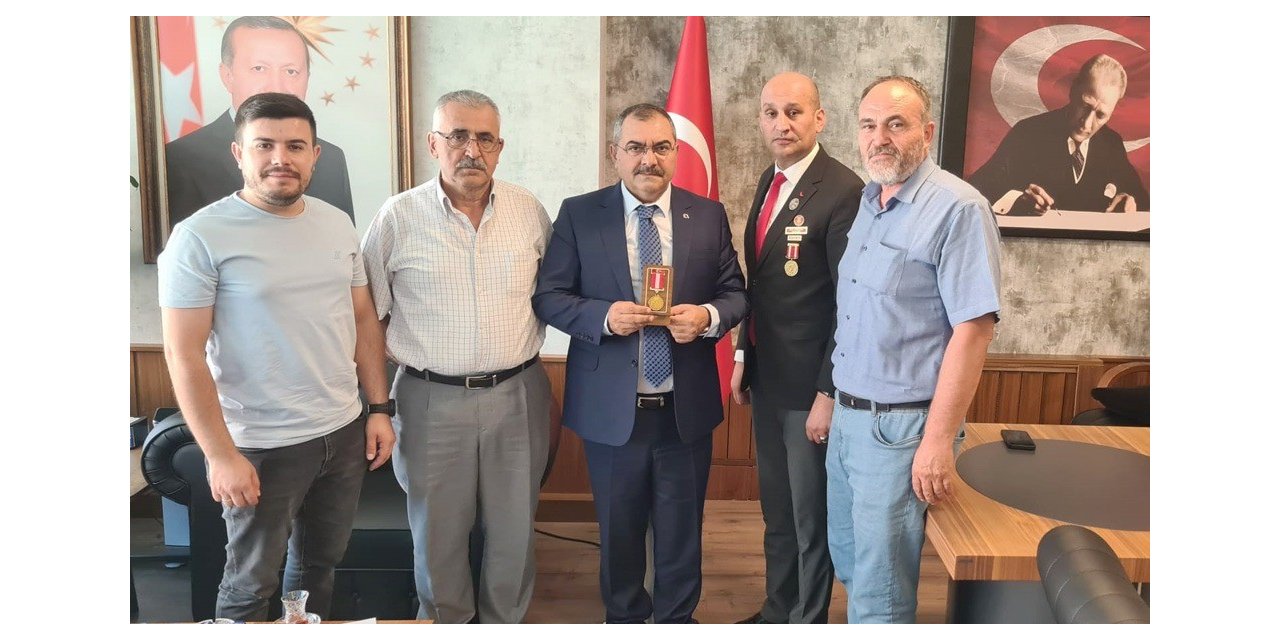 Çorumlu şehit babalarının elleri öperek karşıladı