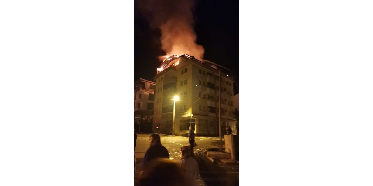5 katlı binanın çatısında başlayan yangın üst katı sardı