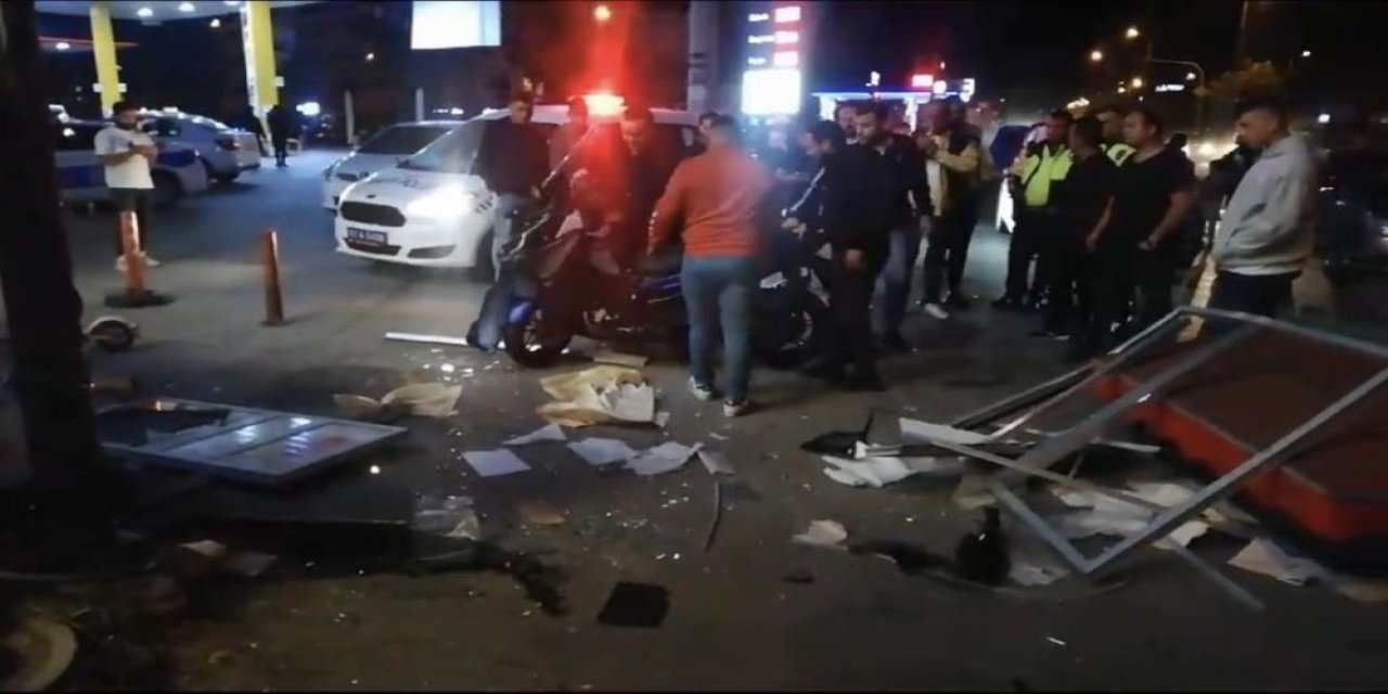 Otomobile çarpan motosiklet dükkana girdi! 2 yaralı