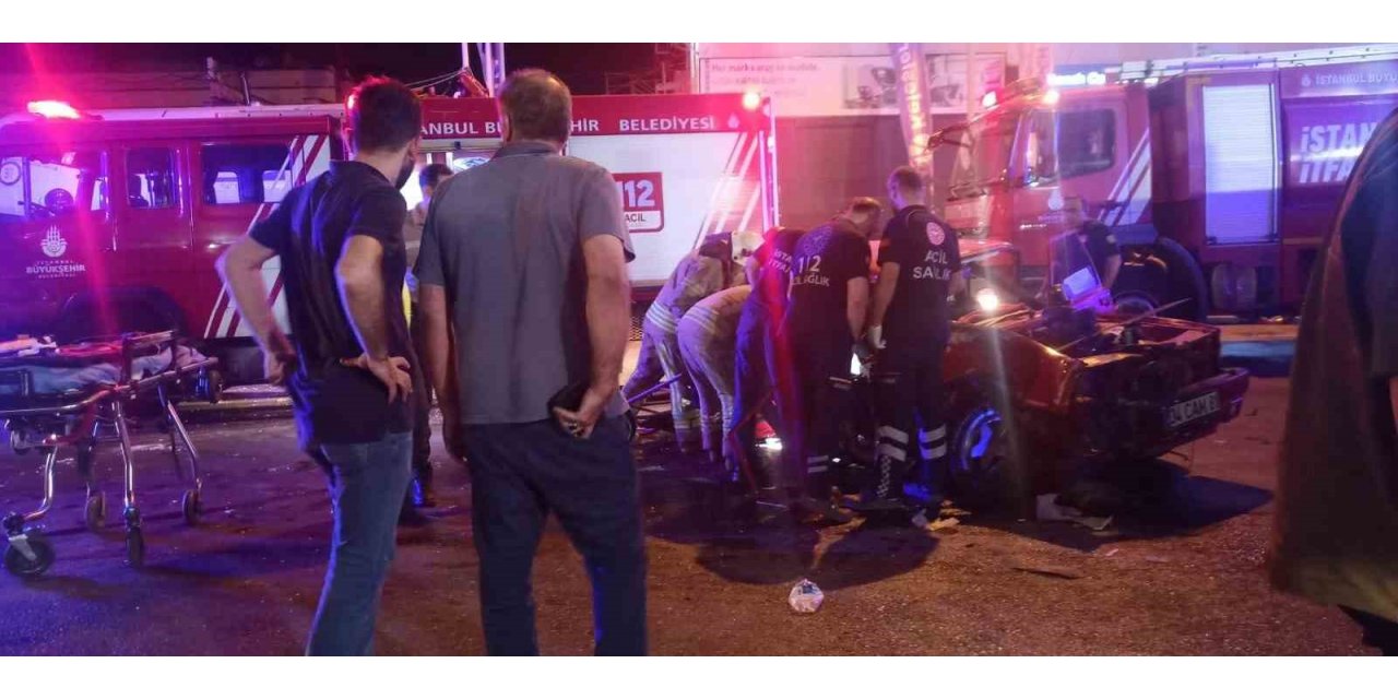 Oksijen yüklü tıra çarpan otomobil hurdaya döndü: 2 yaralı