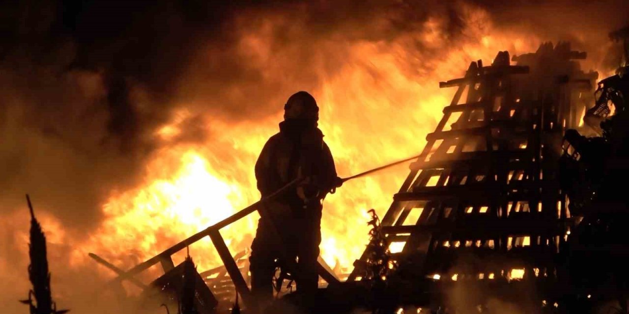 Bursa’da soğuk hava deposunda çıkan yangında alevler geceyi aydınlattı