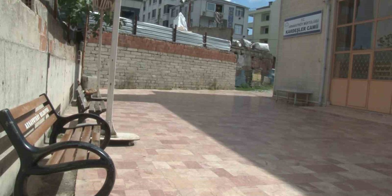 Arnavutköy’de cami avlusuna bırakılan bebek cemaat tarafından bulundu