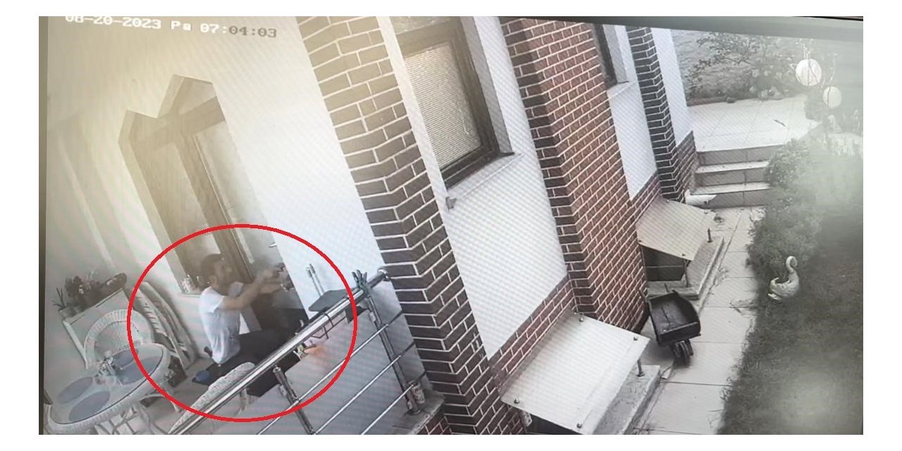 Önce köpekle oynadı, sonra böyle soygun yaptı...Tatilde paraları yerken yakalandı