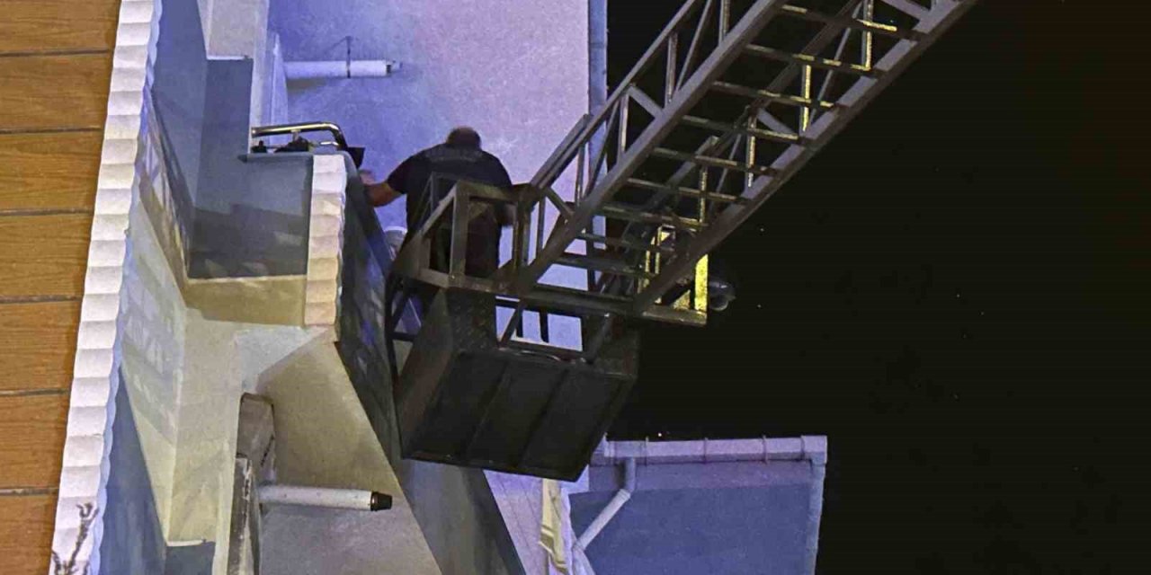 Bodrumda çıkan yangın apartmanı sardı