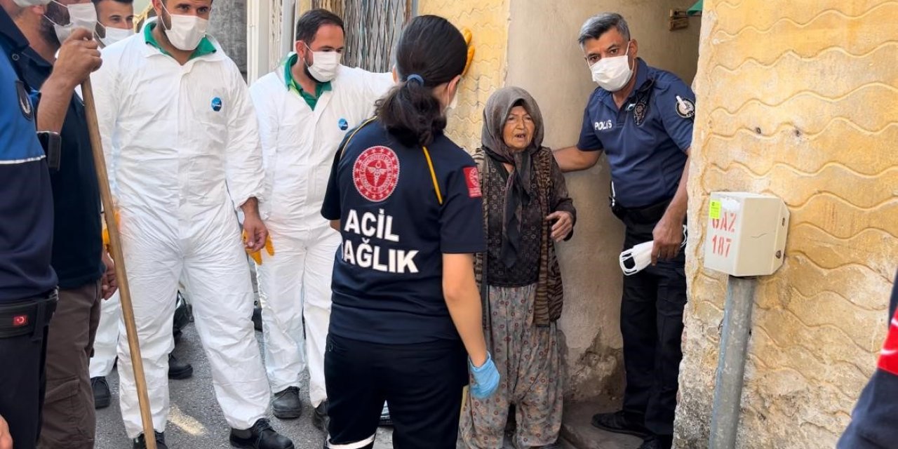 Kamyon kamyon çöp çıktı...Evini temizlettirmek istemeyen kadın arka arkaya beddua yağdırdı