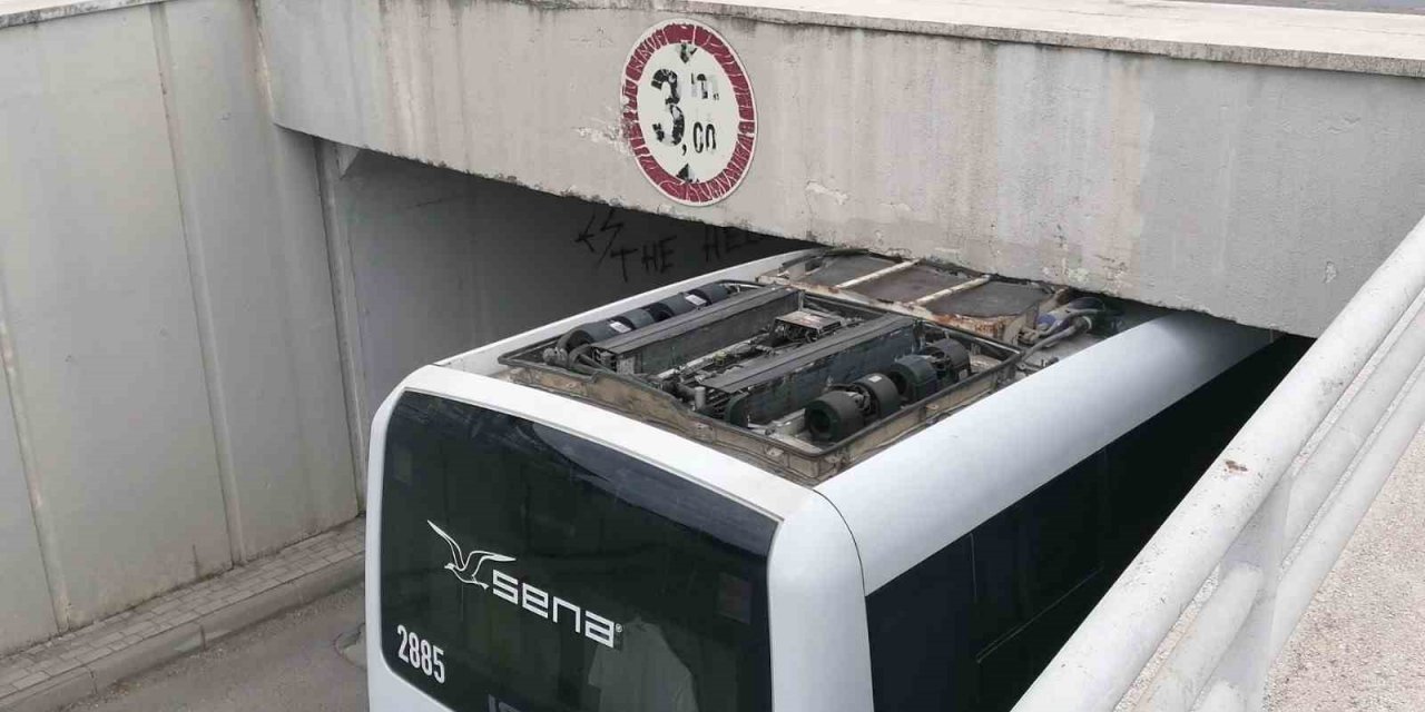 Midibüsün sürücüsü havalandırmayı hesap edemeyince alt geçide sıkıştı