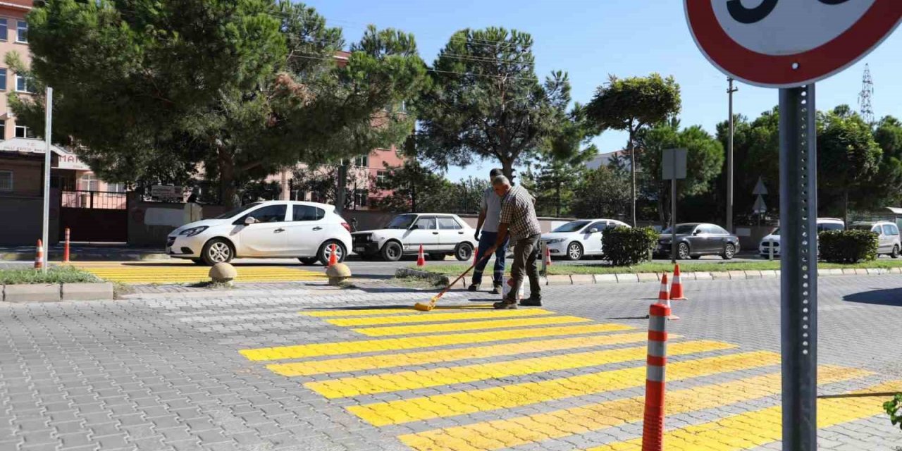 Burhaniye’de yaya geçitleri yenileniyor