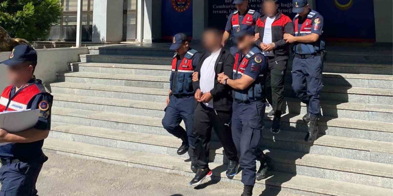 Hırsızlık ve yağma suçlarından aranan firari 2 hükümlü gazinoda yakalandı