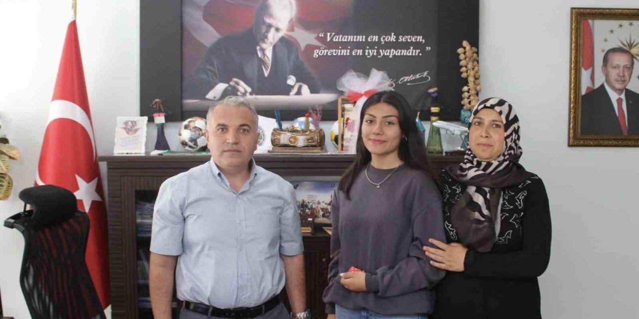 YKS’de derece yapan genç kız yarım altınla ödüllendirildi