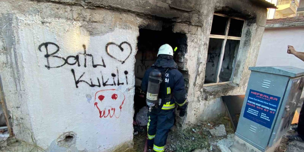 Sokaktan binbir emekle topladıkları yandı, gözyaşlarını tutamadı