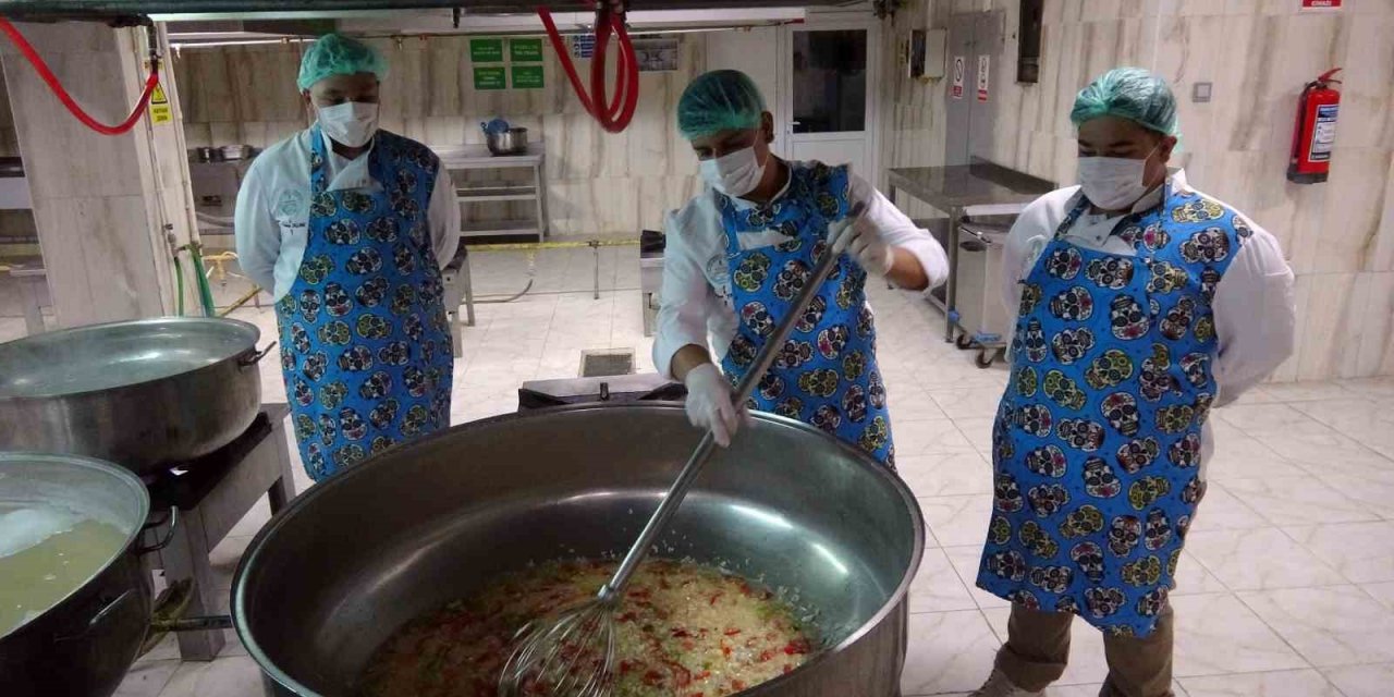 Yozgat’ta 4 bin 800 öğrencinin öğle yemeğini yine öğrenciler pişiriliyor