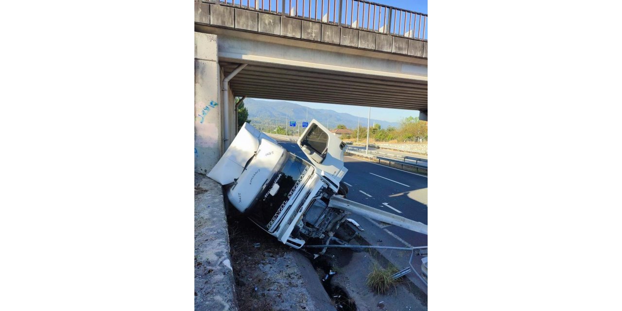 Hafriyat kamyonu bariyerlere saplandı: 1 yaralı