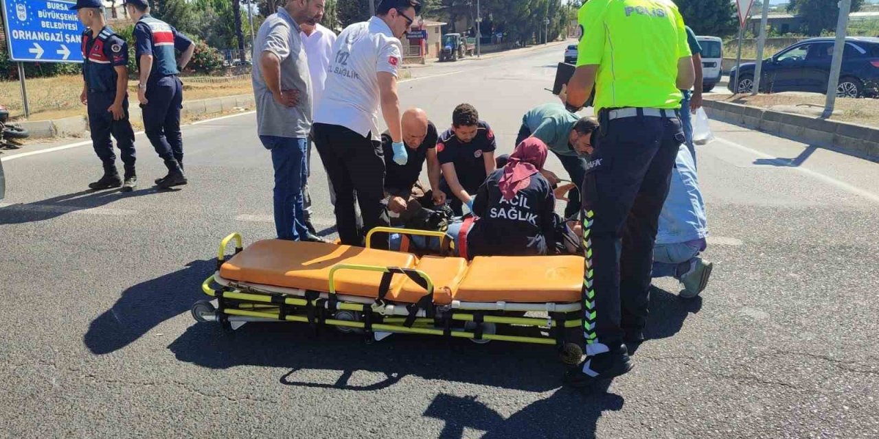 Kırmızıda geçen otomobil motosikletli kadına çarptı