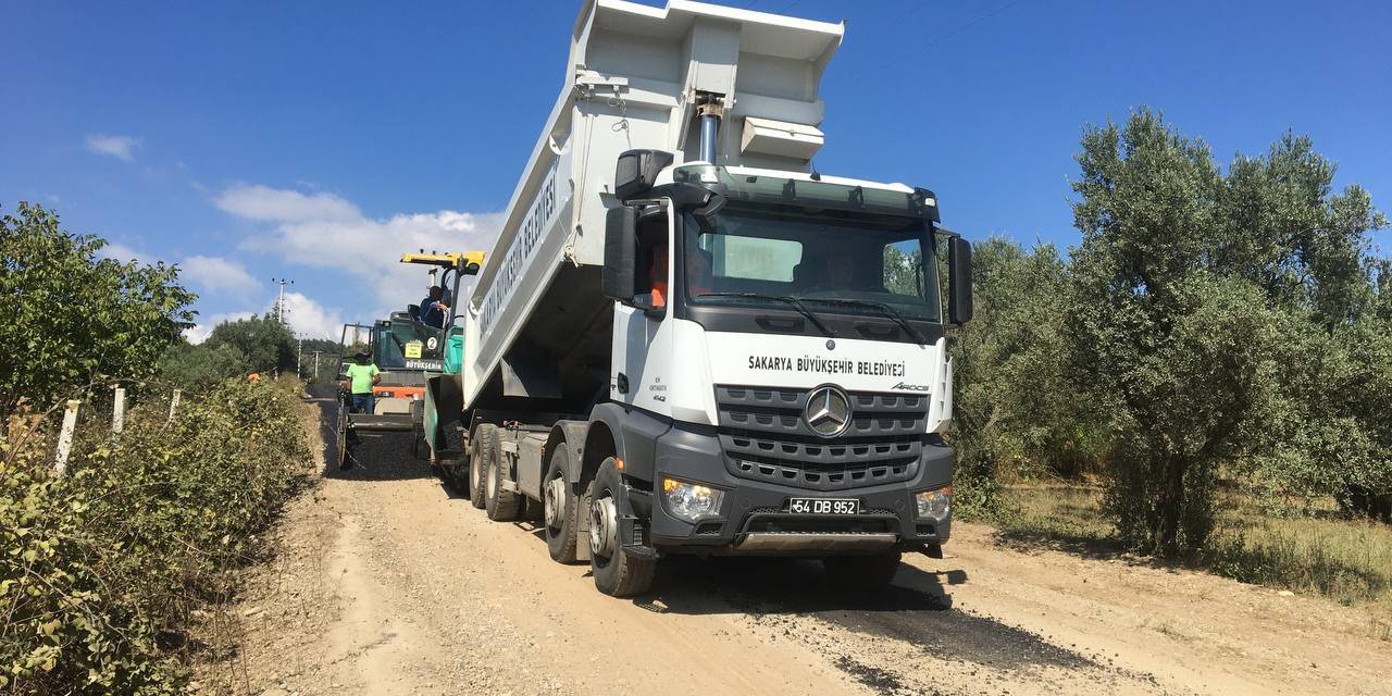 Geyve’de 3 mahallenin yolları yenilendi