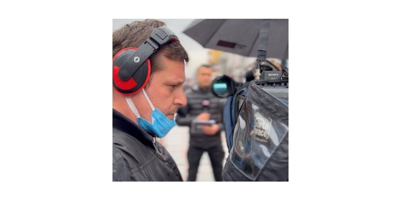 Taksicinin kapısını açması genç gazeteciyi hayattan kopardı